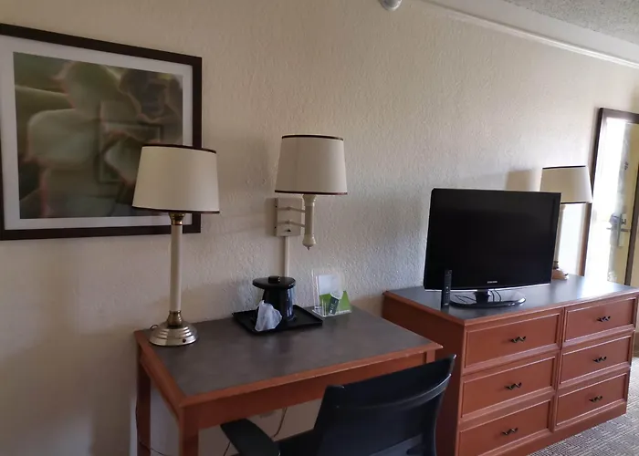 Super 8 By Wyndham San Antonio Near Seaworld Ingram Park